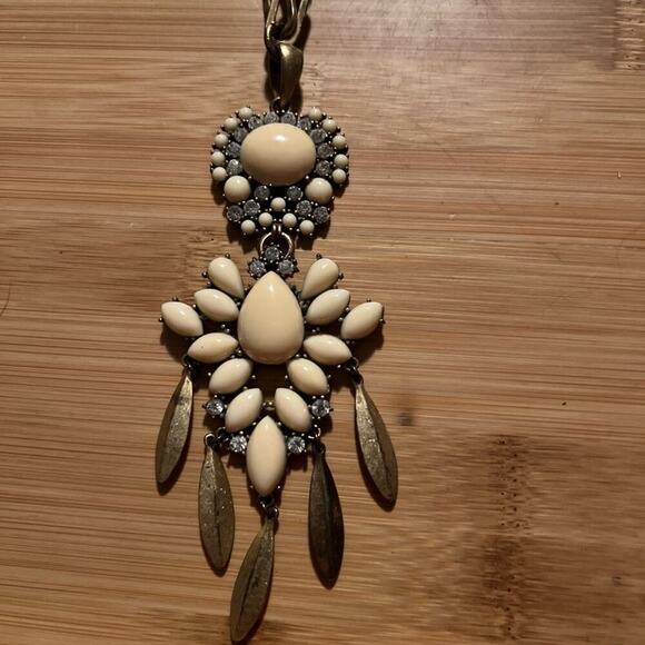 Retired Stella & Dot Gold Tone Mallorca Chandelier Pendant Necklace White Long - Picture 8 of 10